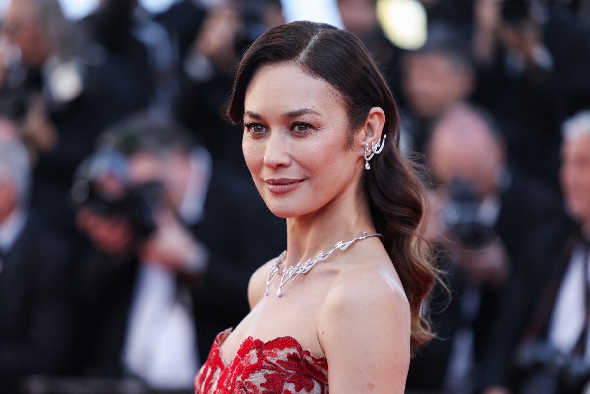 اطلالة Olga Kurylenko بالمكياج المشمشي الفاتح